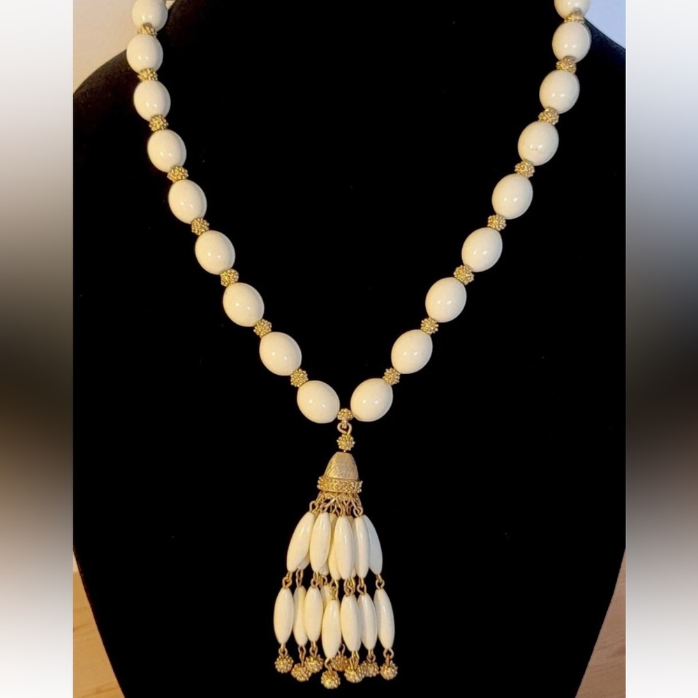 CROWN TRIFARI White THERMOSE LUCITE BEAD TASSEL NECKLACE MCM Gold Spacer 21"OPEN